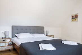 Aki Gray Apartment Serene Oasis