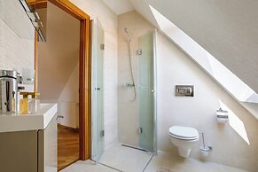 Aki Gray Apartment Serene Oasis