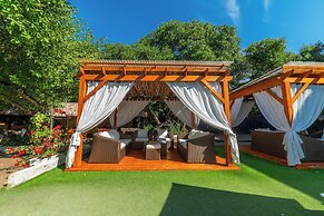 Pao Pao Hotel and Beach Club