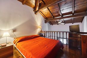 Piazza Maggiore Duplex Apartment