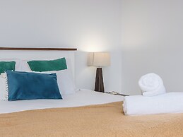 Marine Mirage - 2 Bedroom Apartment with Beachfront Vibes