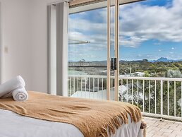 Marine Mirage - 2 Bedroom Apartment with Beachfront Vibes