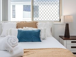 Marine Mirage - 2 Bedroom Apartment with Beachfront Vibes