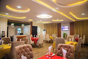 Modelo Hotel and Suites