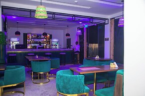 Modelo Hotel and Suites