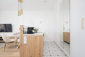 Kolejowa Apartment Warsaw by Renters