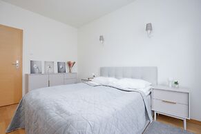 Cozy Apartment for 5 by Renters