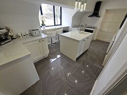 Luxury Penthouse Apartment - Beautiful Countryside