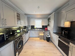 3 Bedroom House in London - Private Garage - Wi-fi