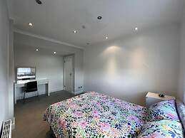 3 Bedroom House in London - Private Garage - Wi-fi