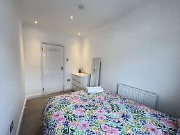 3 Bedroom House in London - Private Garage - Wi-fi
