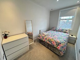 3 Bedroom House in London - Private Garage - Wi-fi