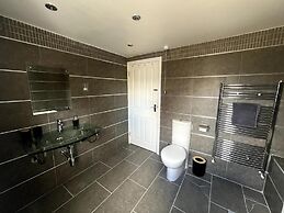 3 Bedroom House in London - Private Garage - Wi-fi