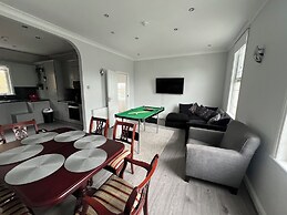 3 Bedroom House in London - Private Garage - Wi-fi