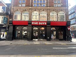 3 Bedroom House in London - Private Garage - Wi-fi