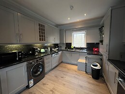 3 Bedroom House in London - Private Garage - Wi-fi