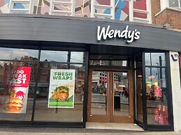 3 Bedroom House in London - Private Garage - Wi-fi