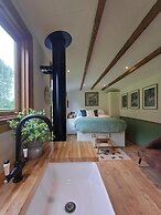 The Botanist - Luxury Cabin With Hot Tub Near York