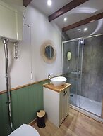 The Botanist - Luxury Cabin With Hot Tub Near York