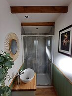 The Botanist - Luxury Cabin With Hot Tub Near York