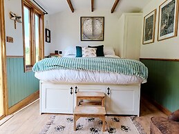 The Botanist - Luxury Cabin With Hot Tub Near York