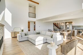 Luxe Retreat w/ Theater Room: Walk to Bear Lake!