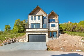 Luxe Retreat w/ Theater Room: Walk to Bear Lake!