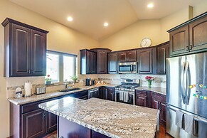Spearfish Retreat w/ Fireplace + Mountain Views!
