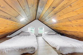 Peaceful Bonners Ferry Cabin w/ Deck & Mtn Views!