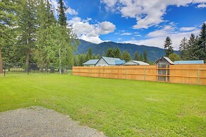 Peaceful Bonners Ferry Cabin w/ Deck & Mtn Views!