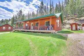 Wraparound Deck & Grill: Deadwood Cabin