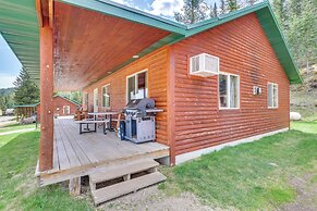 Wraparound Deck & Grill: Deadwood Cabin