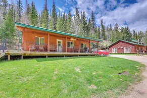 Wraparound Deck & Grill: Deadwood Cabin