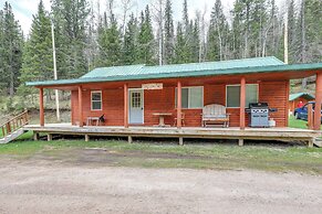 Charming Deadwood Cabin w/ Grill, Near Hiking!