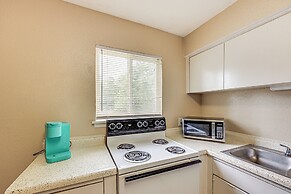 Texarkana Apartment < 1 Mi to Spring Lake Park!