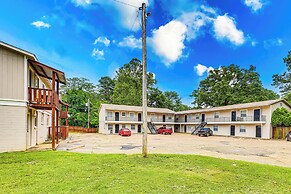 Texarkana Apartment < 1 Mi to Spring Lake Park!