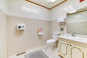 Outdoor Retreat in Atlanta Near Lakes & Trails!