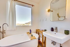 Secluded Home w/ Hot Tub - Near Joshua Tree Park!