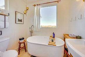 Secluded Home w/ Hot Tub - Near Joshua Tree Park!