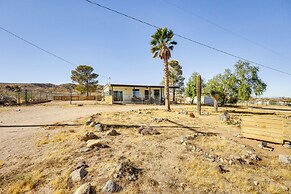 Secluded Home w/ Hot Tub - Near Joshua Tree Park!