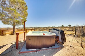 Secluded Home w/ Hot Tub - Near Joshua Tree Park!
