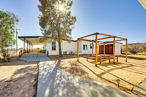 Secluded Home w/ Hot Tub - Near Joshua Tree Park!