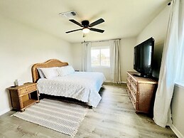 Nash's Landing 3 Bedroom Home by RedAwning