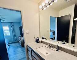 Nash's Landing 3 Bedroom Home by RedAwning