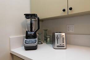 Wonderful 2-BR Apt Near Dodger