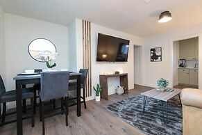 Wonderful 2-BR Apt Near Dodger