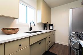 Wonderful 2-BR Apt Near Dodger