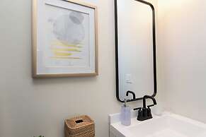 Wonderful 2-BR Apt Near Dodger