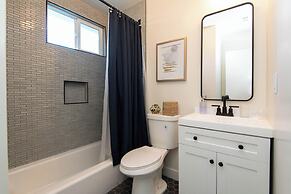 Wonderful 2-BR Apt Near Dodger