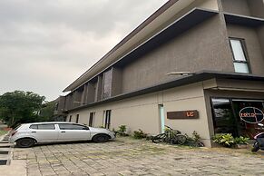 OYO 93998 Three J Living